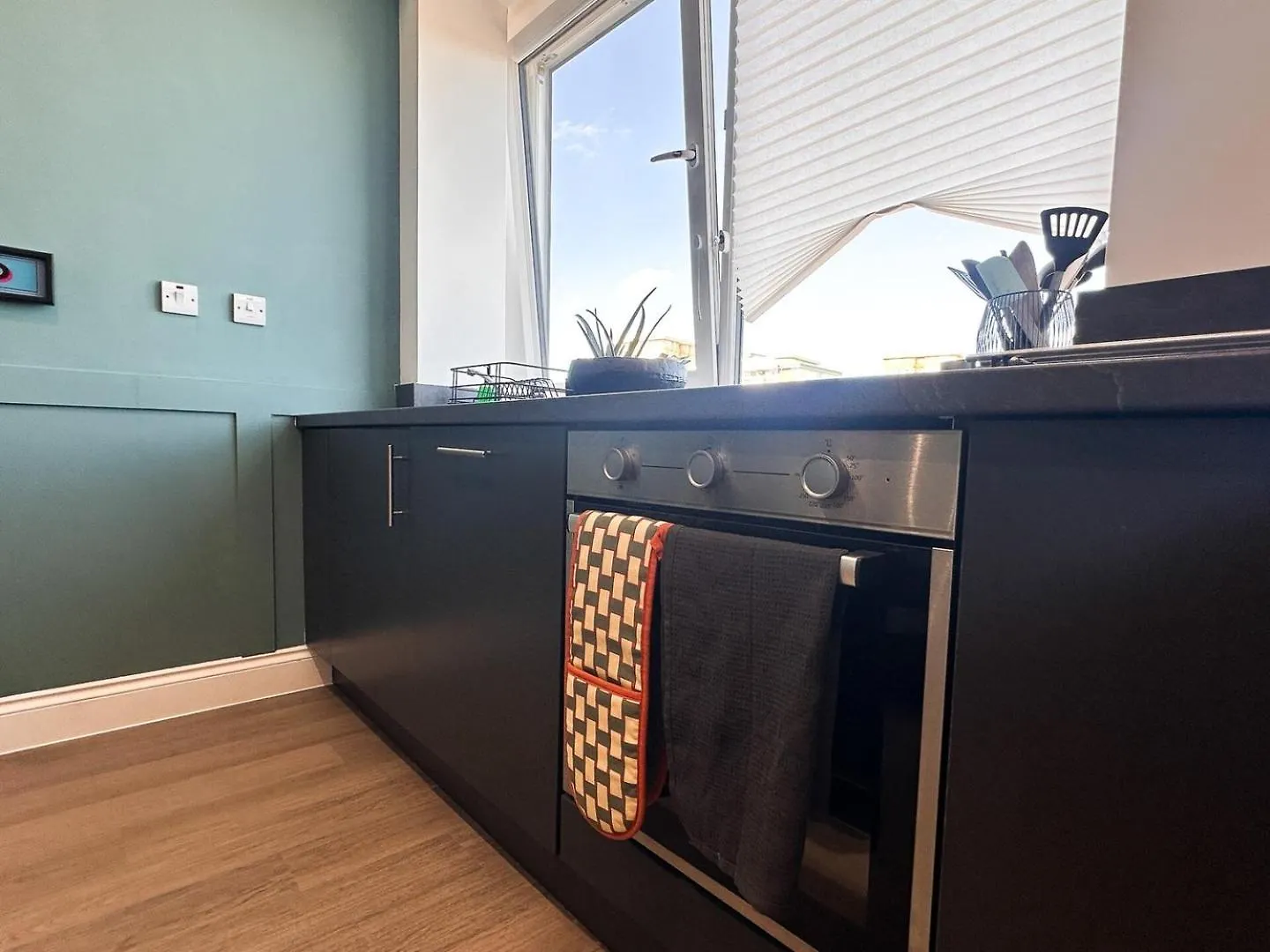 Stylish 1Bd Flat, Calm, Light-Filled & Central Wakefield Daire